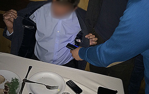 У Дніпрі затримали на хабарі держслужбовця, який видає сертифікати на діяльність газозаправних станцій
