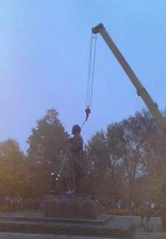 У Новгород-Сіверському демонтований останній в неокупованій Україні пам’ятник Леніну