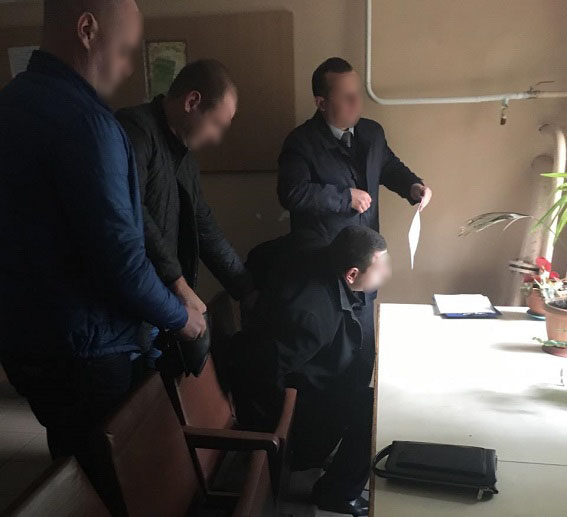 У Миколаєві поліцейський вимагав гроші за дозвіл на зброю