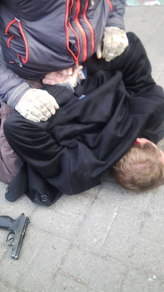 Затримано колишніх правоохоронців та військового, які вимагали 200 тисяч доларів від комерсанта