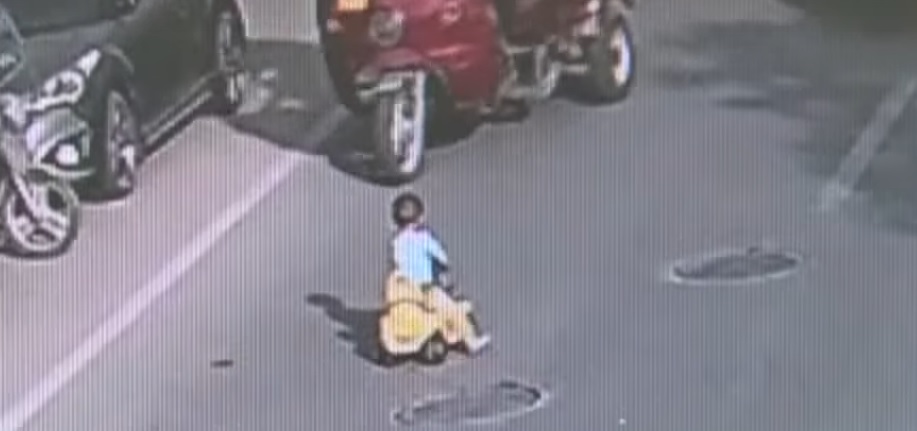 У Китаї дитина на іграшковому автомобілі опинилася на дорозі в годину пік (відео)