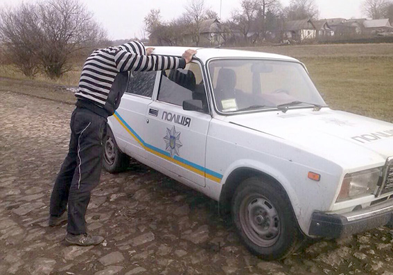 На Хмельниччині затримали 20-річного молодика, який намагався згвалтувати 7-річну дівчинку