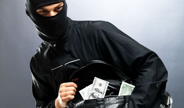 Російська продавчиня вмовила злодія повернути виручку
