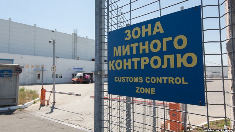 20 осіб у камуфляжній формі увірвалися до приміщення Одеської митниці