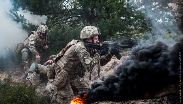 Окупанти продовжують обстрілювати українські позиції з важкої зброї