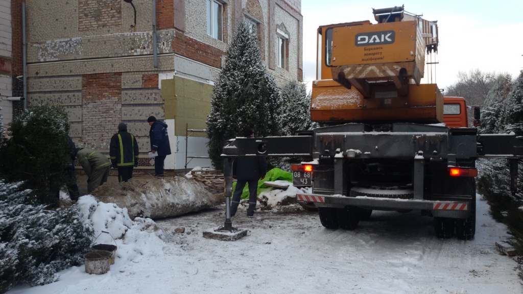 У Чернігівській області чоловіка затисло залізобетонною плитою