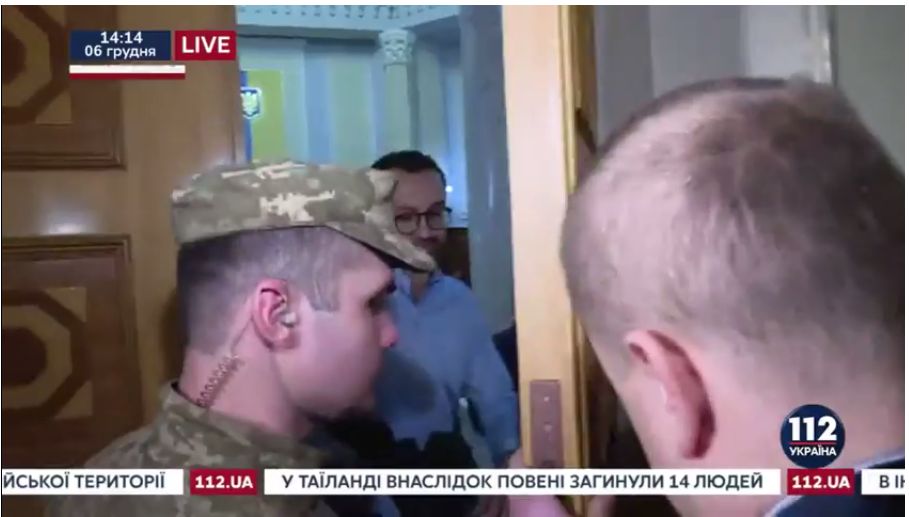 Нардеп Лещенко сховався у сесійній залі від представника НАЗК, який намагався ознайомити його з адмінпротоколом