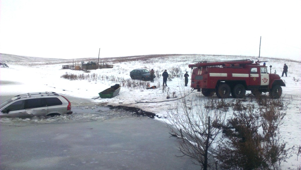 В Житомирській області рятувальники витягли автомобіль зі ставка