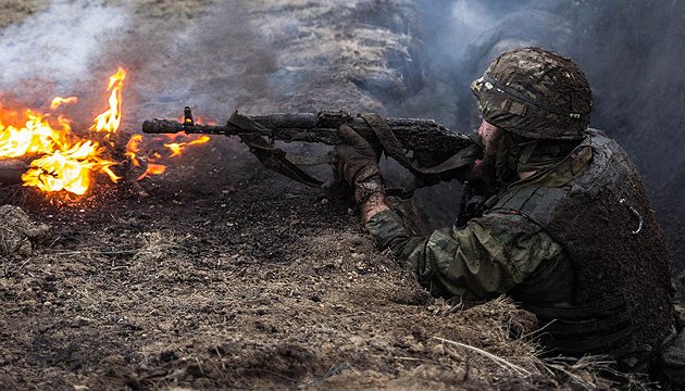Окупанти обстрілюють українські позиції на всіх напрямках з важкого озброєння