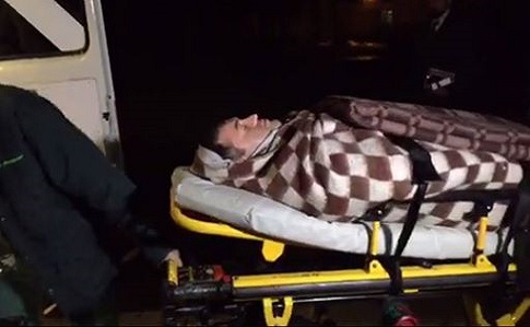 В Мережі гуляє відео, як Насірову біля ліжка в лікарні зачитують підозру