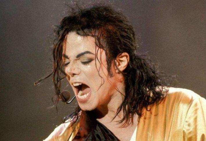 Майкл Джексон носив перуки та робив пластику