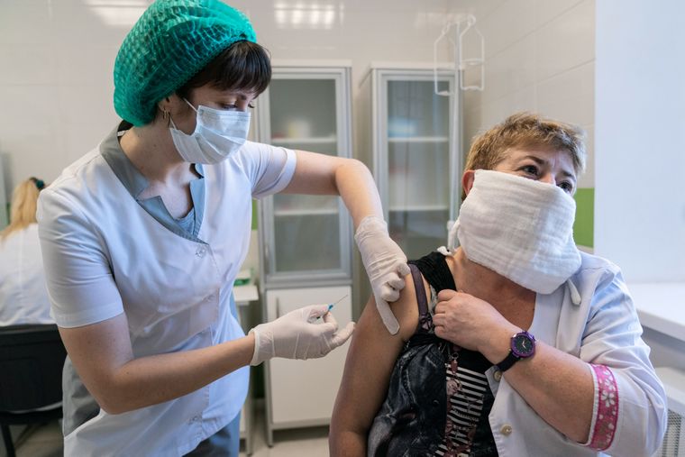 МОЗ: Україна розпочинає вакцинацію проти COVID-19 організованих колективів
