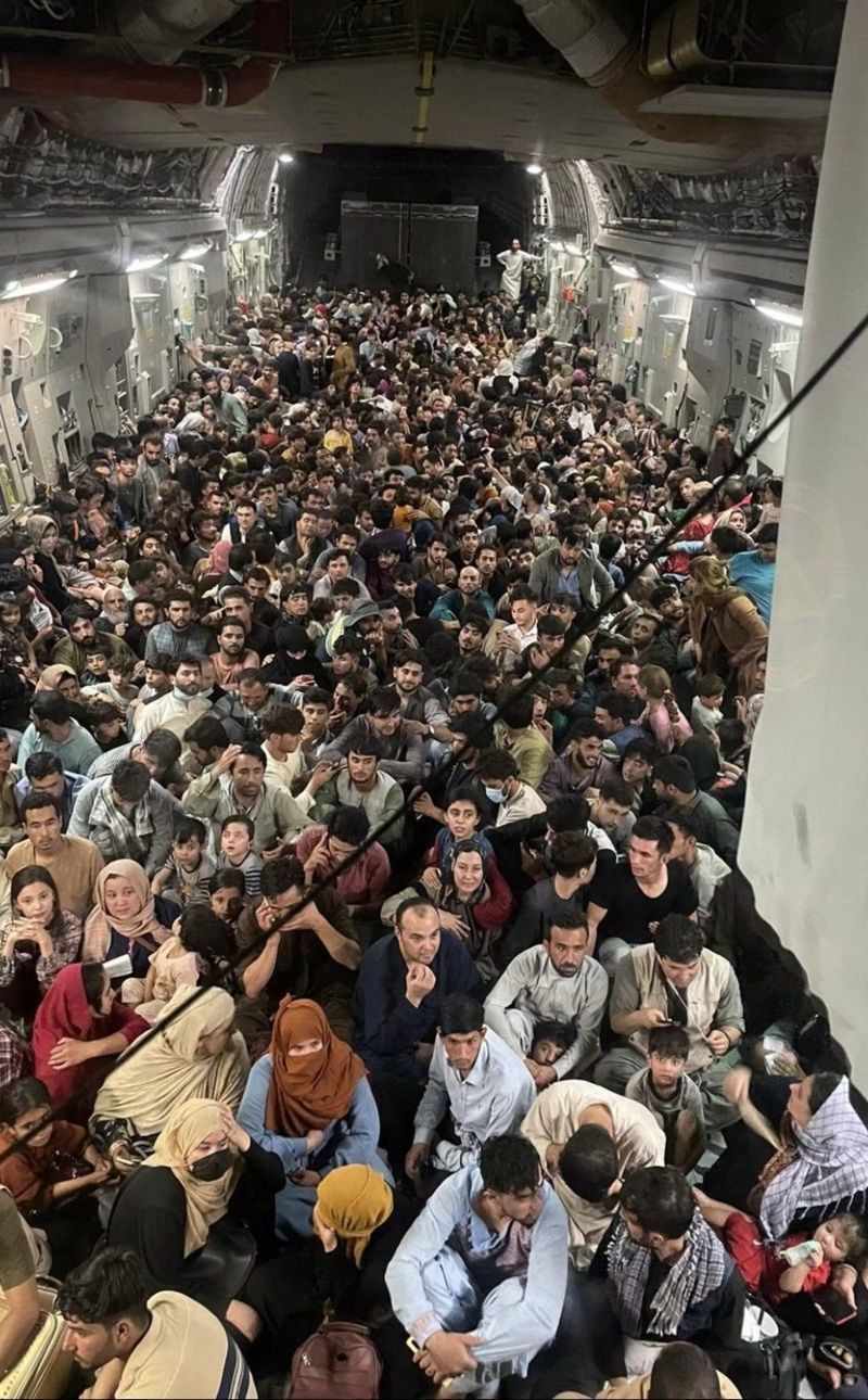 Афганістан: 640 людей на борту