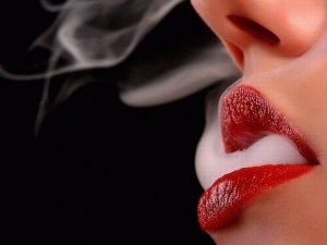 Жінки-курці швидше старіють і втрачають здатність до продовження роду