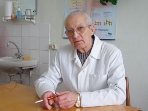 Перший судинний хірург Волині у 80 років ще лікує хворих