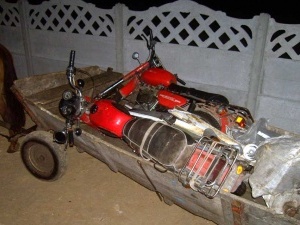 Контрабандисти везли підводами металобрухт та мотоцикли