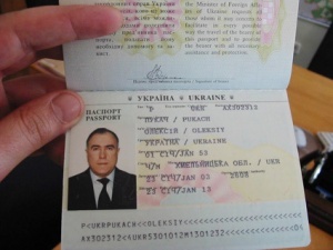 Закордонні паспорти старого зразка випускатимуть до середини липня