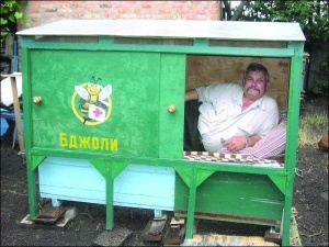 Чоловік ціле літо провів у вулику