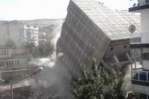 В Туреччині спостерігали за найнезвичнішим знесенням будинку